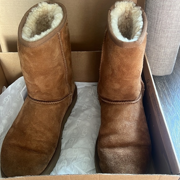 UGG Women’s Classic Short II boots - Picture 9 of 10